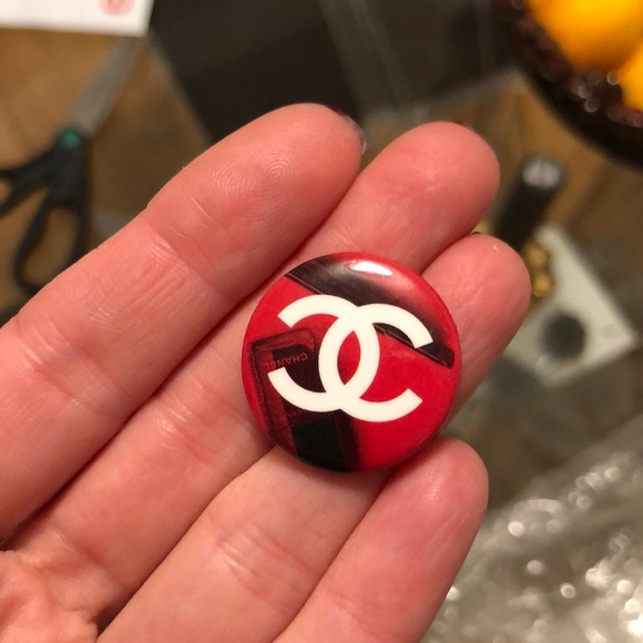 Chanel metal red CC logo clothing pin - Picture 1 of 2